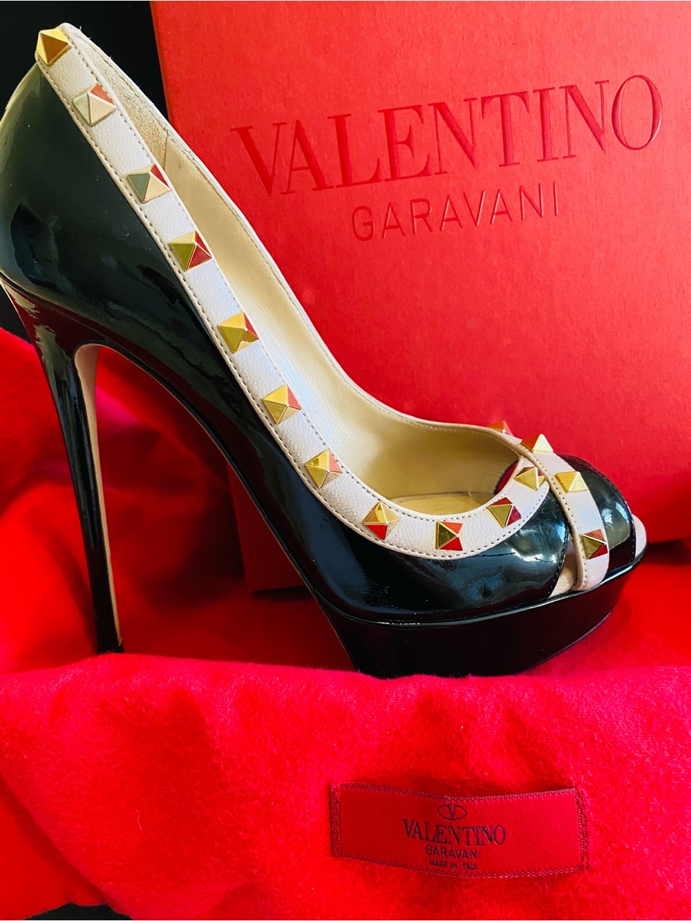 🛍️ Valentino Garavani Authentic Black and Cream Rockstud Peep-Toe Platform Pump